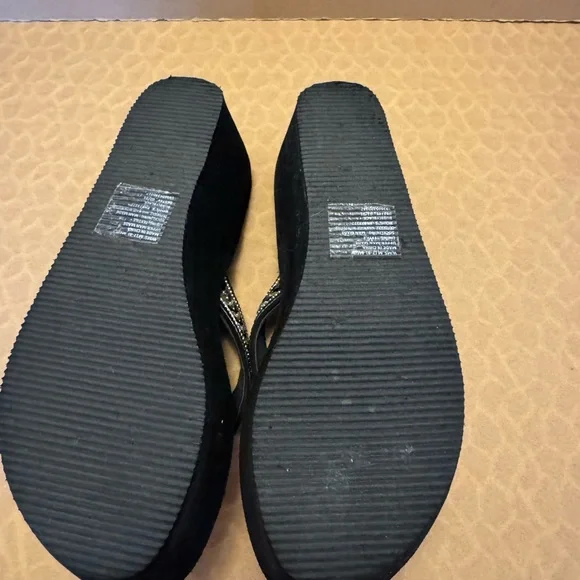 NWOT, SO Black Platform Flip Flops with Rhinestone-Strap Accent size 7-8 - Picture 3 of 7